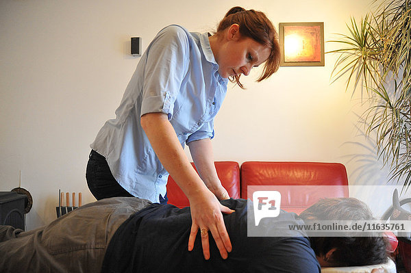 Reportage on an independent nurse trained in shiatsu. She carries out sessions at home. Shiatsu is a Japanese discipline which consists of stimulating the body through rhythmic pressure along acupuncture meridians.