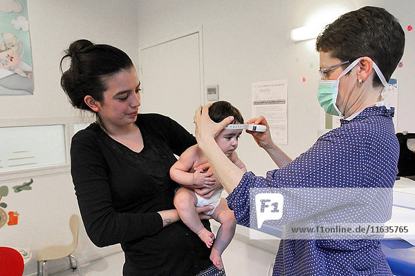 Reportage in einem französischen Mütter- und Kinderschutzzentrum in Châteaubriant  Frankreich. Konsultation mit einem Kinderarzt. Messung des Kopfumfangs.