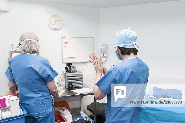 Reportage aus dem gynäkologischen Operationsbereich der Lenval-Klinik in Nizza  Frankreich. Der Chirurg macht sich bereit.