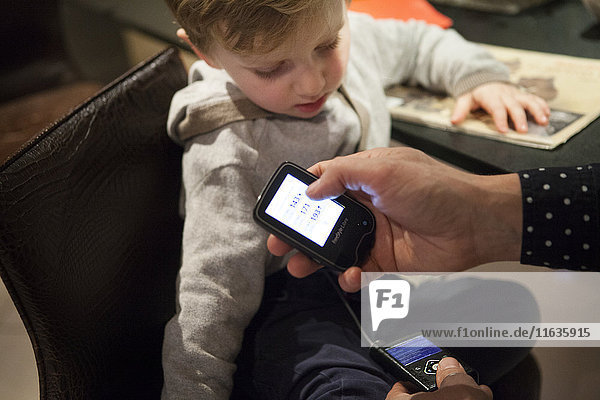 Reportage über das tägliche Leben von Oscar  einem dreieinhalbjährigen Jungen mit Typ-1-Diabetes. Oscar hat einen Glukosesensor und eine Insulinpumpe. Oscars Vater scannt seinen Sensor  um seinen Blutzuckerspiegel zu überprüfen.