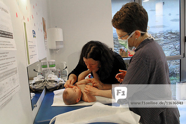 Reportage in einem französischen Mütter- und Kinderschutzzentrum in Châteaubriant  Frankreich. Konsultation eines Kinderarztes. Behandlung der Augen.