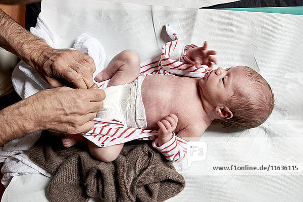 Reportage über eine Hebamme in Lyon  Frankreich. Konsultation mit einem 2 Wochen alten Baby.