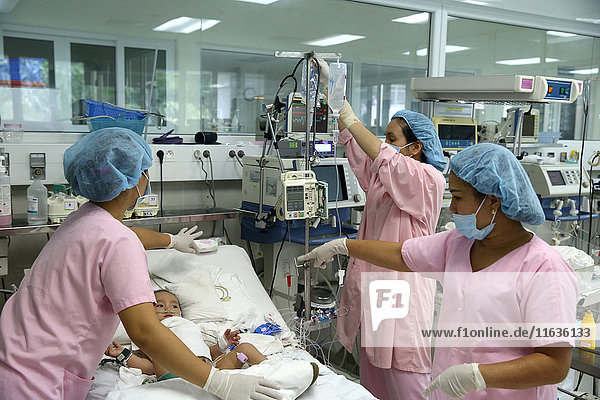 Das Herzinstitut bietet vietnamesischen Patienten  die an Herzkrankheiten leiden  eine hochwertige Versorgung. Intensivstation.
