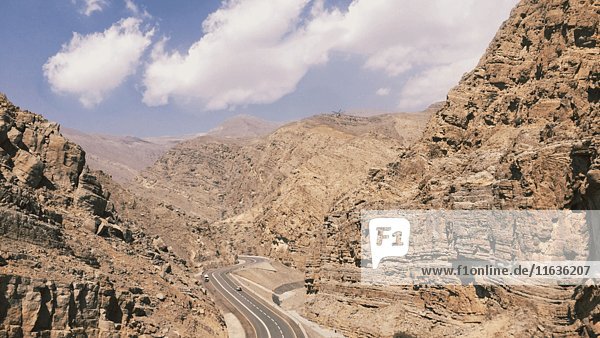 Straße durch zerklüftete Berglandschaft  Ras Al-khaimah  Vereinigte Arabische Emirate.