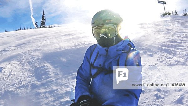 Schneeverwehungen hinter Snowboarder auf der Piste
