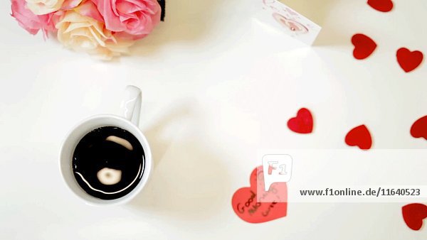 Kaffeetasse mit Herzen und Blumen  hohe Winkelansicht 2