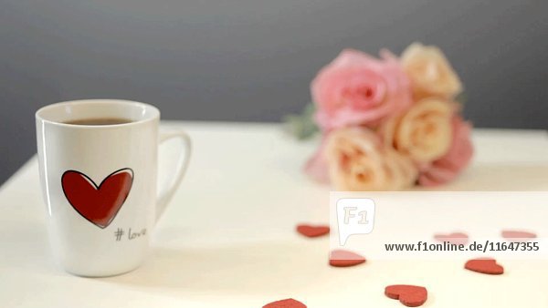 Kaffeetasse mit Herzen und Blumen