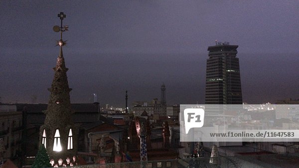 Stadtbild während eines Gewitters  Tag in die Nacht  Barcelona  Spanien