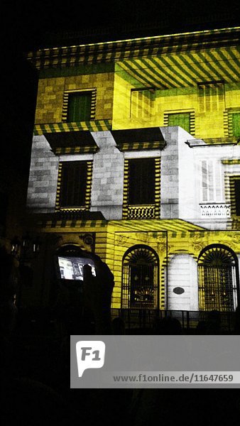 Person  die ein Video der Lichtshow auf einem öffentlichen Platz bei Nacht aufnimmt  Barcelona  Spanien