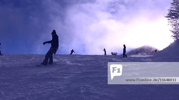 Snowboarder im Schatten auf der Piste