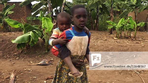 Junge  der seinen jüngeren Bruder auf dem Rücken trägt  Ruanda