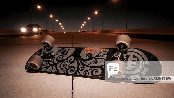 Sich drehende Skateboard-Räder bei Nacht
