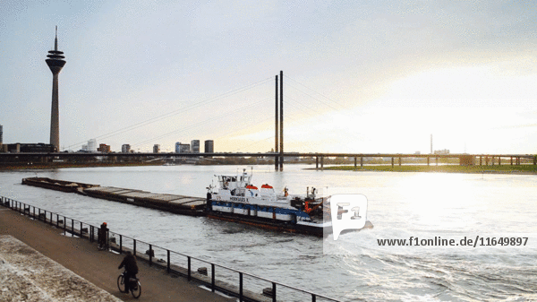 Frachtschiff im Fluss,  Düsseldorf,  Deutschland