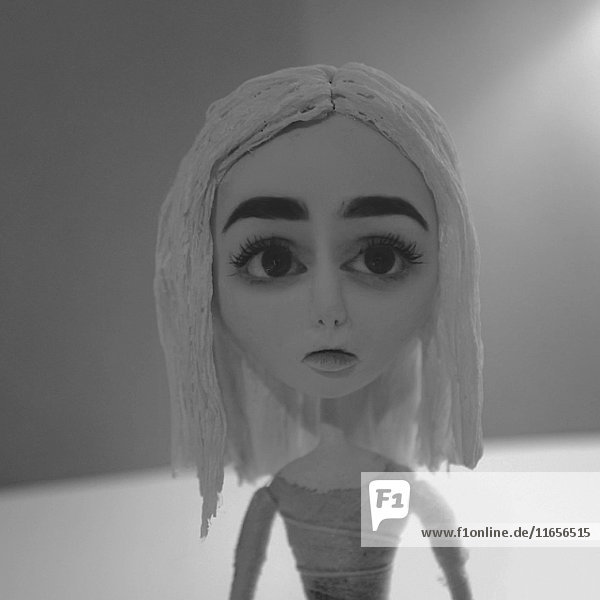 Puppenfigur einer Frau mit wehendem Haar im Wind  Stop-Motion-Effekt