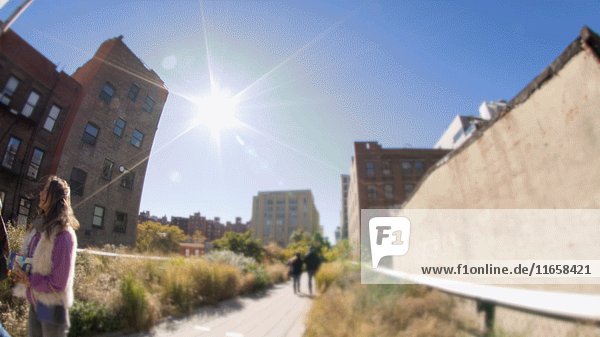 Zeitraffer der Gebäude des Highline Park im Hintergrund  New York City  New York  USA