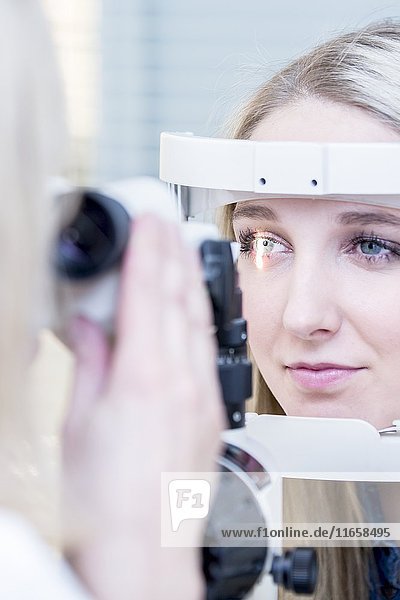 Weibliche Patientin bei einer Augenuntersuchung in einem Optikergeschäft  Nahaufnahme.