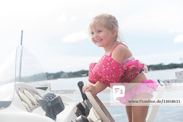 Mädchen steuert lächelndes Schnellboot  Shalimar  Florida  USA