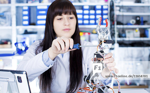 Elektronikstudentin bei der Arbeit im Robotiklabor.
