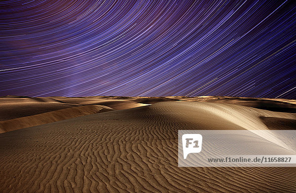 Sternenspuren am Himmel über der Wüste.