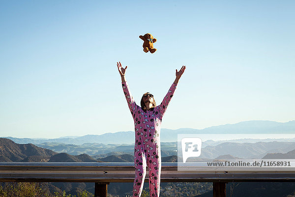 Mann in rosa Strampelhöschen wirft Teddybär in die Luft  Malibu Canyon  Kalifornien  USA