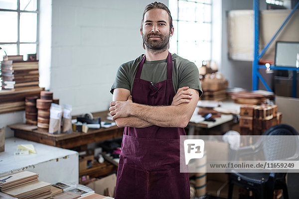 Porträt eines Mannes in einer Fabrik für Holzprodukte