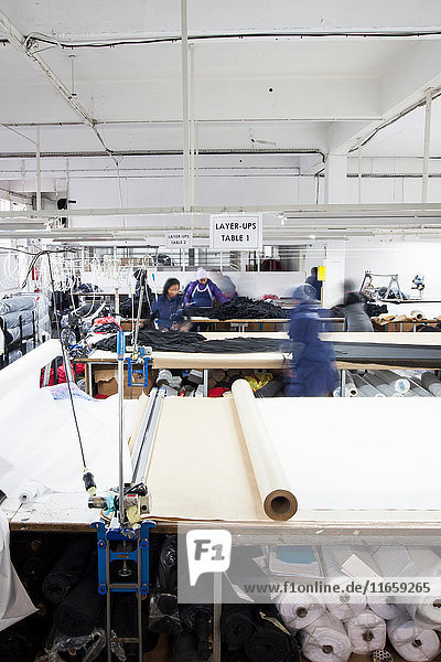 Fabrikarbeiterinnen bei der Vorbereitung von Textilien in einer Bekleidungsfabrik