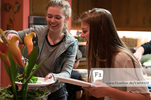 Teenager-Mädchen in der Küche bei der Essenszubereitung