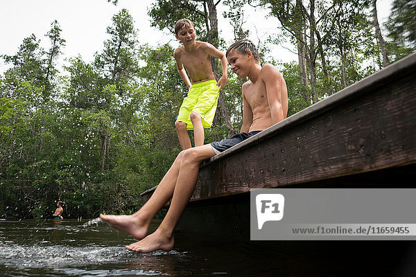 Jungen in Badeshorts am Steg  Turkey Creek  Niceville  Florida  USA