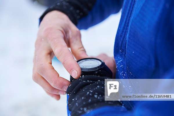 Nahaufnahme der Handkontrolle der Smartwatch eines männlichen Skifahrers  Gstaad  Schweiz