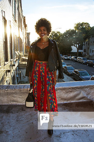 Porträt einer jungen Modebloggerin auf der Sonnenterrasse  New York  USA