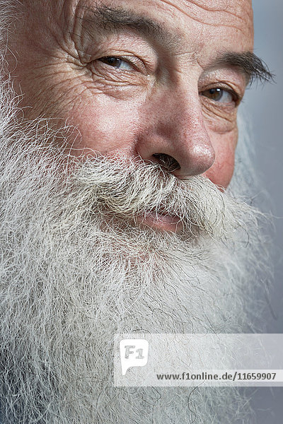 Porträt eines älteren Mannes mit weißem Bart  Nahaufnahme