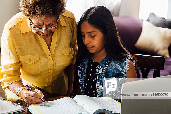 Großmutter hilft Enkelin bei den Hausaufgaben
