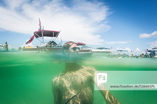 Oberflächenbild mit geteiltem Wasserspiegel eines Teenagers im Wasser  Krabbeninsel  Smaragdküste  Golf von Mexiko  USA