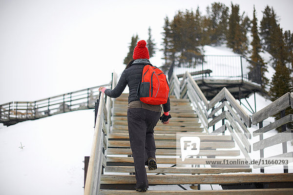 Wanderer beim Treppensteigen in schneebedeckter Landschaft  Banff  Kanada