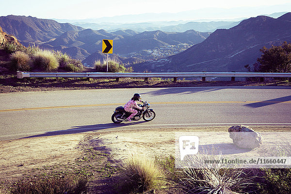 Mann im Pyjama auf Motorrad  Malibu Canyon  Kalifornien  USA