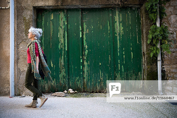 Seitenansicht einer Frau  die auf der Straße geht. Bruniquel  Frankreich
