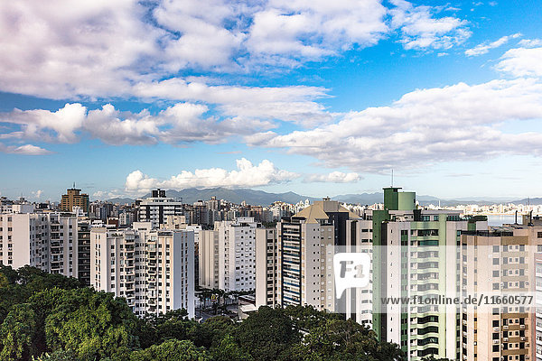 Wolkenkratzer unter bewölktem Himmel  Florianopolis  Santa Catarina  Brasilien