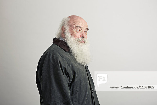 Porträt eines älteren Mannes mit weißem Bart