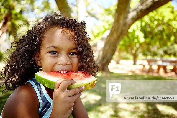 Porträt eines jungen Mädchens  das eine Wassermelone isst
