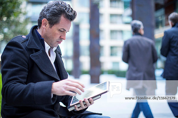 Geschäftsmann auf der Straße mit digitalem Tablett