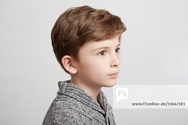 Porträt eines Jungen mit nachdenklichem Gesichtsausdruck