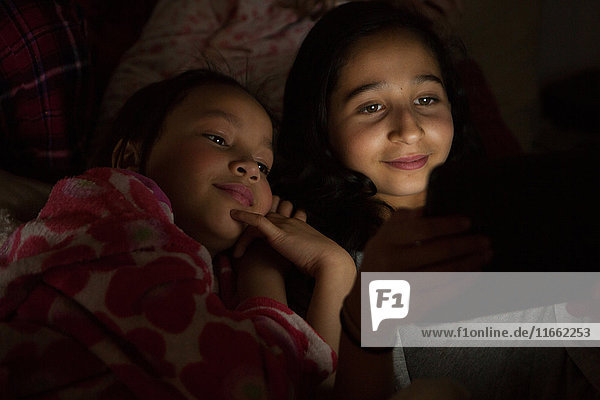 Pyjamaparty für Mädchen mit digitalem Tablet
