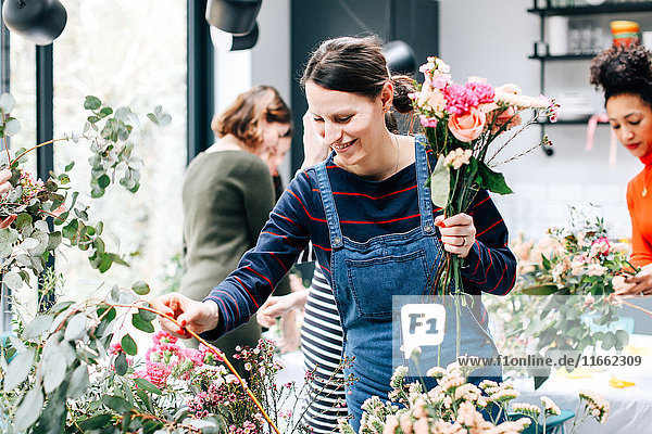 Floristikstudentin wählt Schnittblumen bei Blumenarrangement-Workshop aus