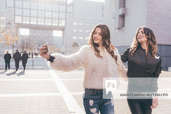 Zwillingsschwestern  Spaziergänge im Freien  Selbstbedienung  mit dem Smartphone