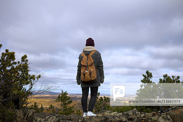 Junge Frau steht auf einem Berg und schaut auf die Aussicht  Gebiet Swerdlowsk  Russland