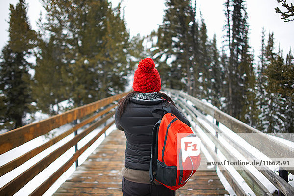 Rückansicht des Wanderers auf der Brücke  Banff  Kanada