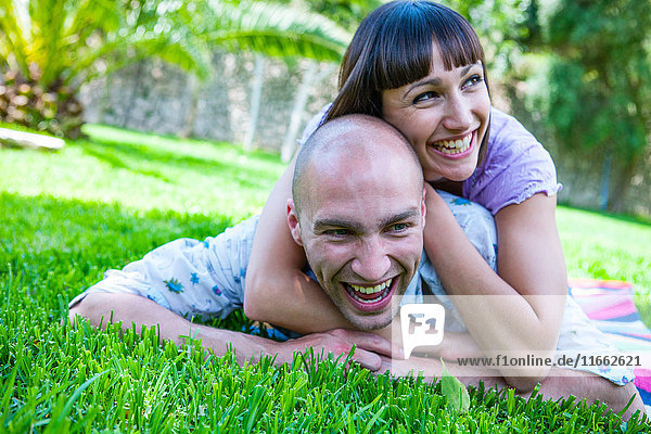 Auf Gras liegendes Ehepaar  Mallorca  Spanien