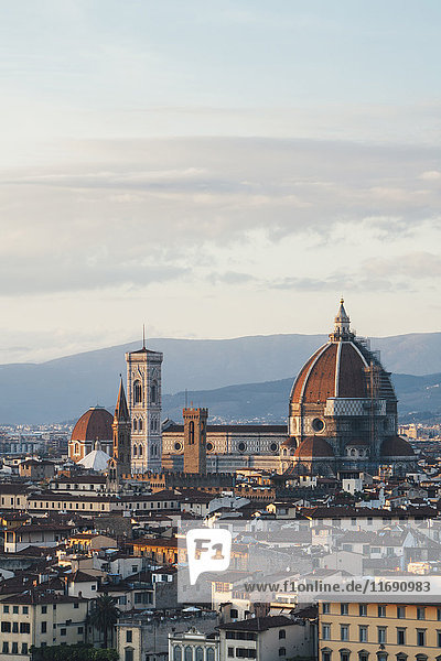 Der Dom  das Dach der Kathedrale und historische Wahrzeichen der Stadt Florenz aus der Höhe gesehen.