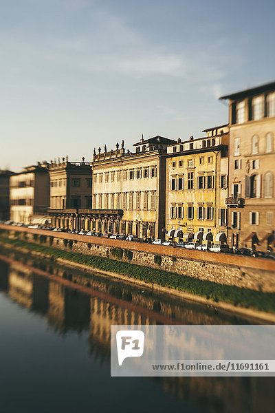 Der Fluss Arno und historische Gebäude der Stadt Florenz