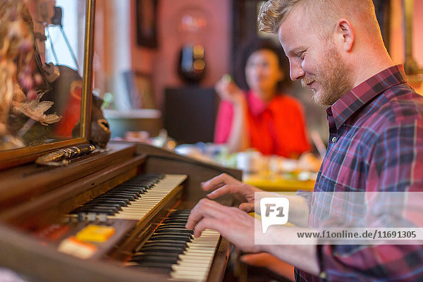 Lächelnder Mann spielt Orgel